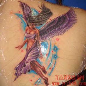 天使纹身图案：肩部…